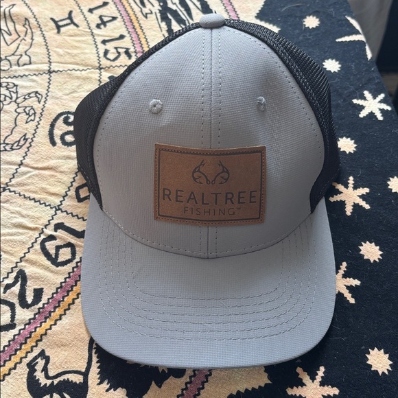 Realtree Fishing men’s Gray SnapBack hat NWT - Picture 2 of 4